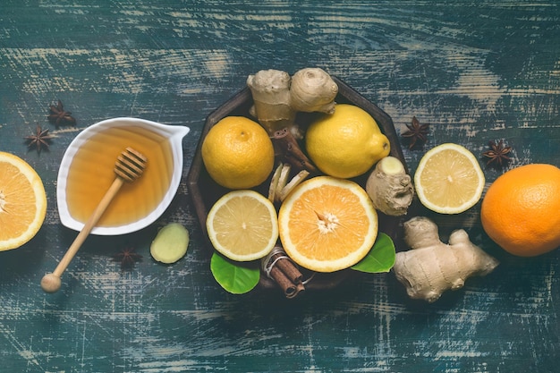 Bandeja con ingredientes para hacer que la inmunidad aumente la bebida vitamínica saludable Sobre fondo turquesa oscuro