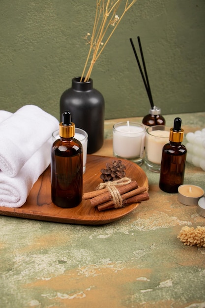 una bandeja de madera con botellas de perfume y botellas de Perfume en ella