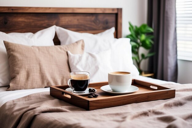 Bandeja de madera con café y decoración interior en la cama con lino blanco imagen Copyspace