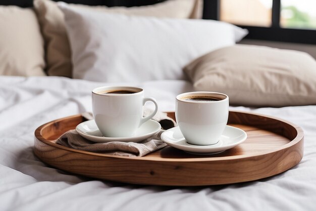 Bandeja de madera con café y decoración interior en la cama con lino blanco imagen Copyspace