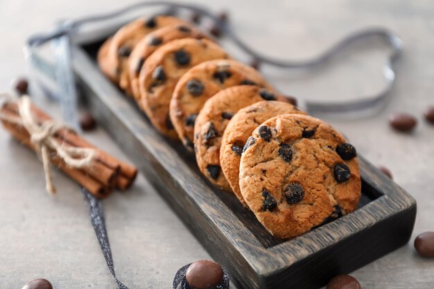 Bandeja de madera con deliciosas galletas de avena en la mesa