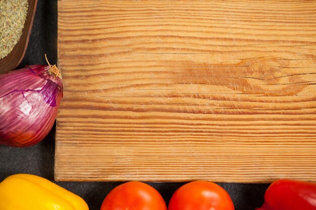 Foto bandeja de madera con fondo de ingredientes