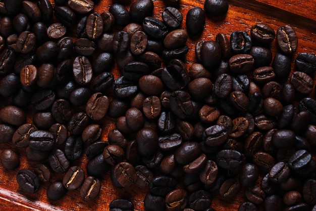 Una bandeja de madera de granos de café con la palabra café