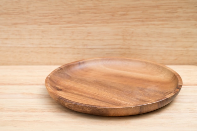 Bandeja de madera en la mesa de madera para backgroud.