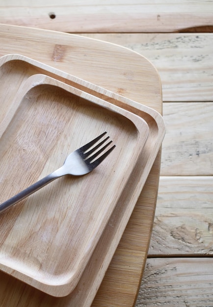 Una bandeja de madera con un tenedor