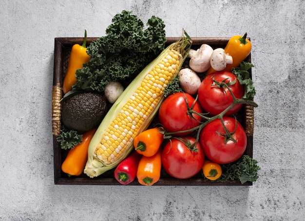 Foto bandeja de madera vista superior con mezcla de verduras