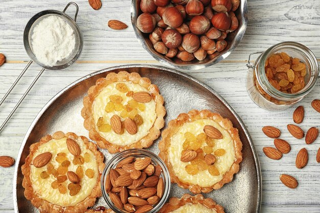 Bandeja de metal con deliciosas tartas crujientes sobre fondo de madera