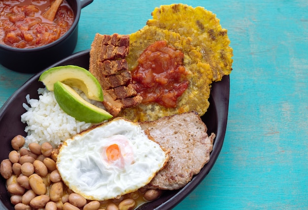 Bandeja Paisa. Comida típica colombiana da região andina. Conceito de comida colombiana. Copie o espaço.