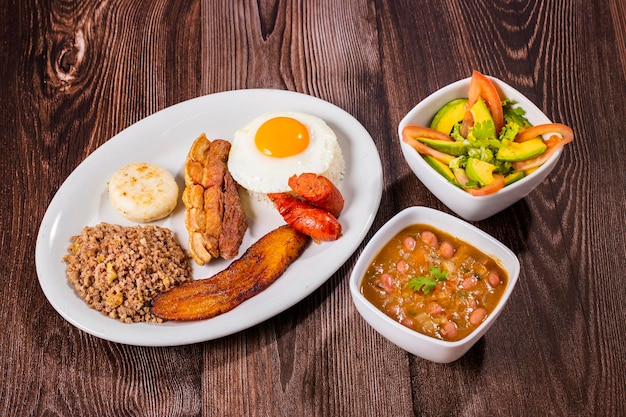 Bandeja paisa comida típica e tradicional da gastronomia da Colômbia