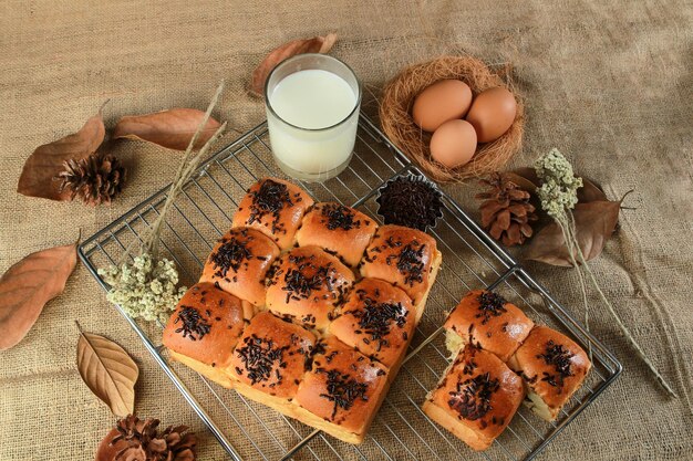 Una bandeja de pan con leche y nueces al lado