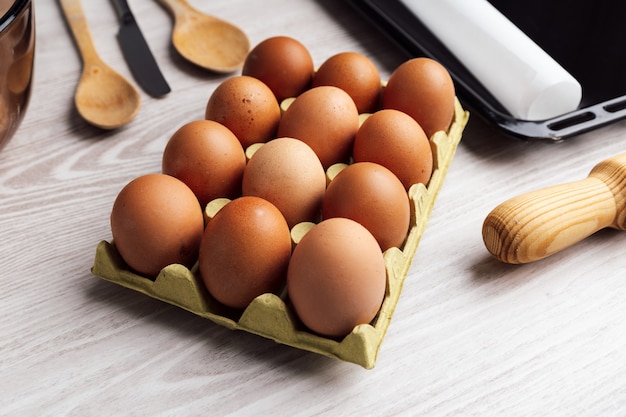 Bandeja para ovos em mesa de cores claras