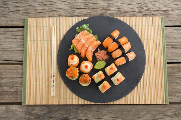 Bandeja de pizarra de sushi surtido en mantel