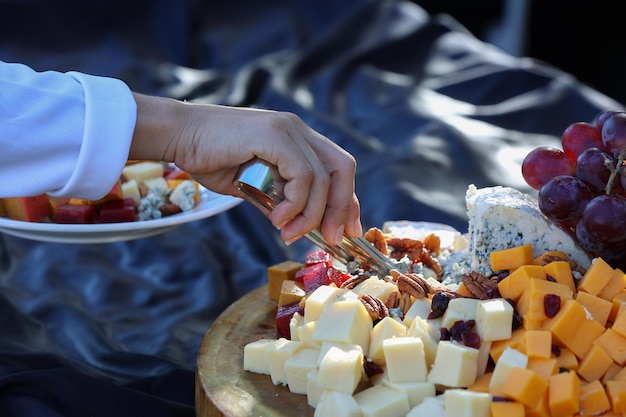 Bandeja de queso para servir mano femenina