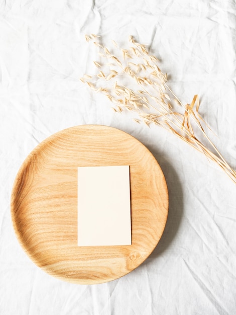 Bandeja redonda de madera para manualidades con membrete blanco en blanco y espigas de avena secas