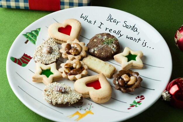 Bandeja de regalo para galletas navideñas con productos horneados surtidos