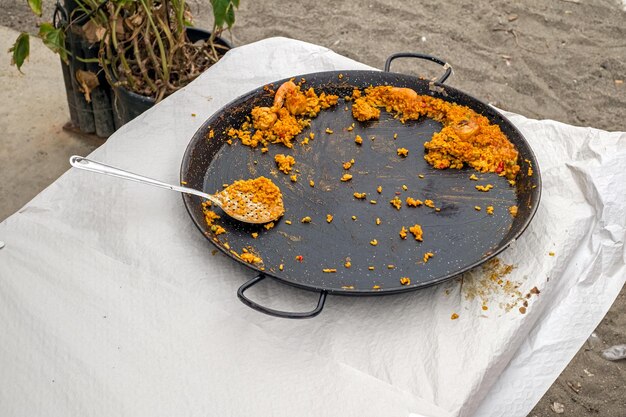 Foto una bandeja con sobras en la mesa.