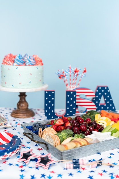 Bandeja de tartas, galletas y snack de frutas y verduras en la fiesta del 4 de julio.