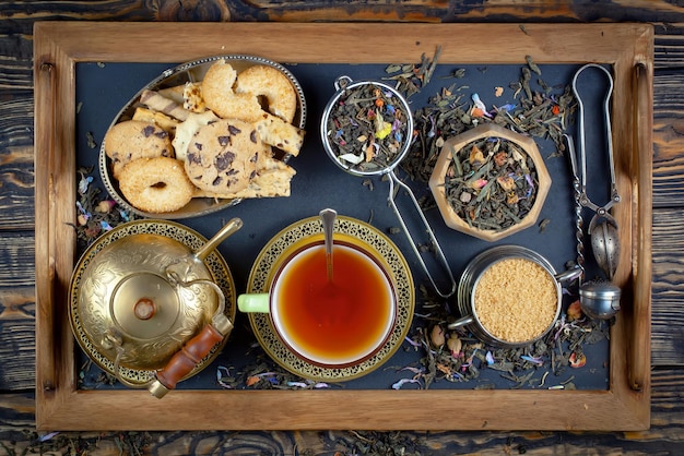 Foto una bandeja de tés, tés y tés se sientan en una bandeja con otros tés y tés.