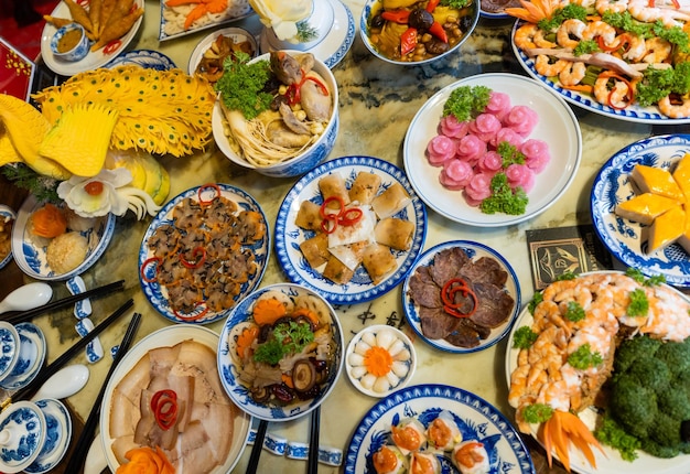 bandeja Tet llena de platos tradicionales mesa de festival de año nuevo chino con comida asiática comida vietnamita para las vacaciones de Tet en el año nuevo lunar texto sobre comida que significa feliz y pacífico