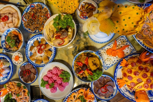 bandeja Tet llena de platos tradicionales mesa de festival de año nuevo chino con comida asiática comida vietnamita para las vacaciones de Tet en el año nuevo lunar texto sobre comida que significa feliz y pacífico
