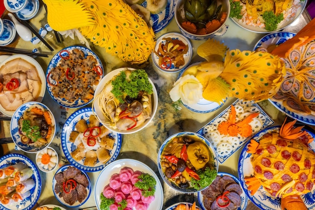 bandeja Tet llena de platos tradicionales mesa de festival de año nuevo chino con comida asiática comida vietnamita para las vacaciones de Tet en el año nuevo lunar texto sobre comida que significa feliz y pacífico