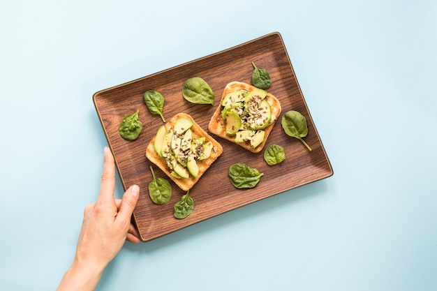 Foto bandeja con tostadas de aguacate para el desayuno.