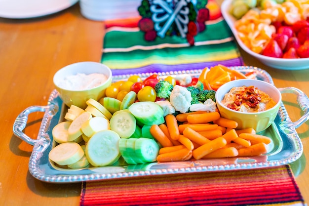 Bandejas de aperitivos en la mesa con manta de sarape en la fiesta del Día de los Muertos.