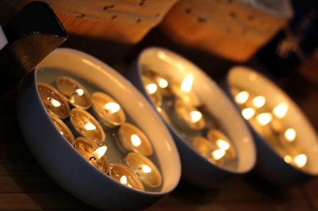 Bandejas redondas con vista de ángulo de velas de tableta ardiente