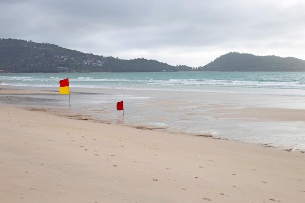 Bandera de advertencia amarilla roja en la playa