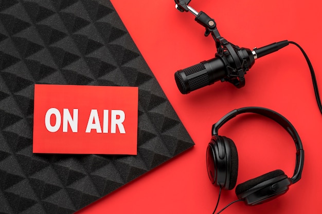En la bandera de aire y el micrófono con auriculares