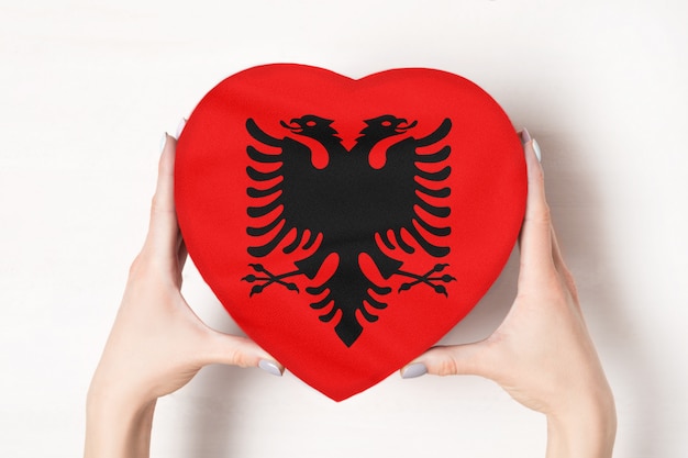 Foto bandera de albania en una caja en forma de corazón
