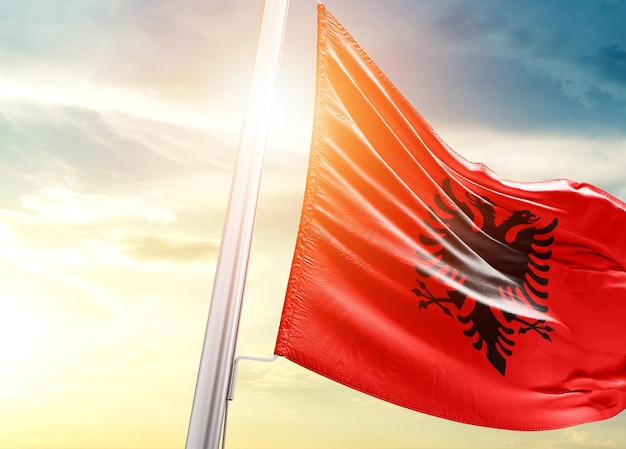 bandera de albania ondeando en un hermoso cielo.