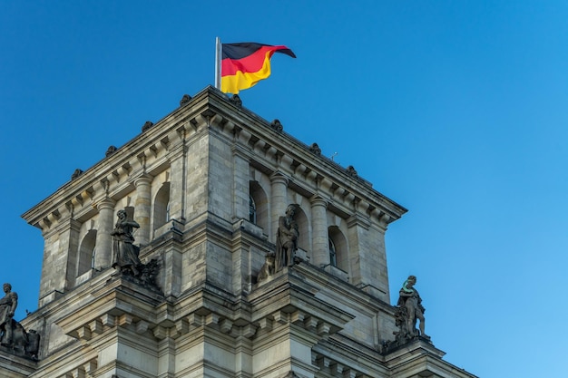 Foto la bandera alemana en el edificio del bundestag