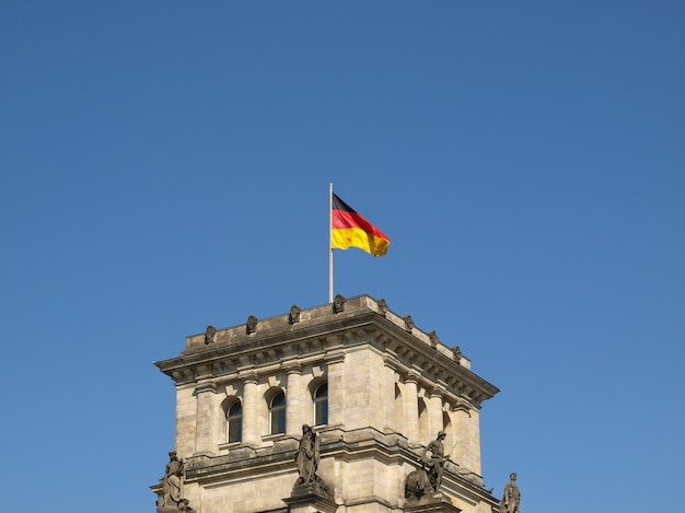 Bandera alemana en el Reichstag