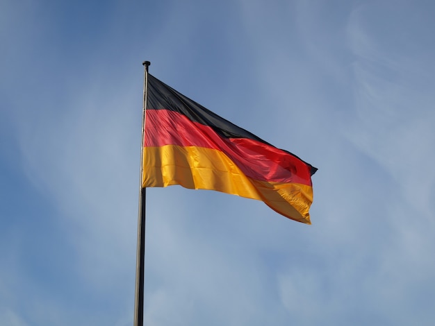 Bandera alemana sobre cielo azul