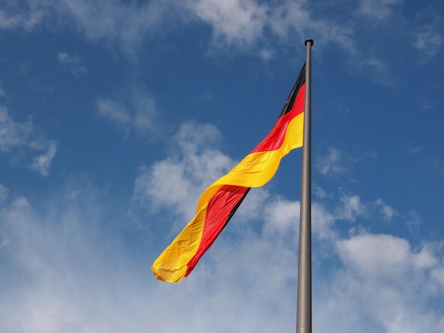 Bandera alemana sobre cielo azul