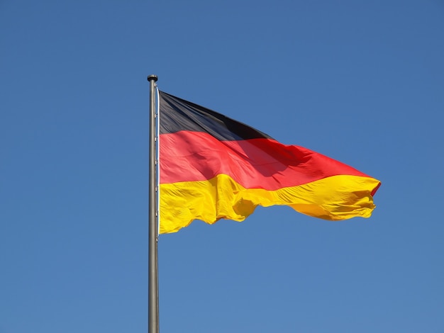 Bandera alemana sobre cielo azul