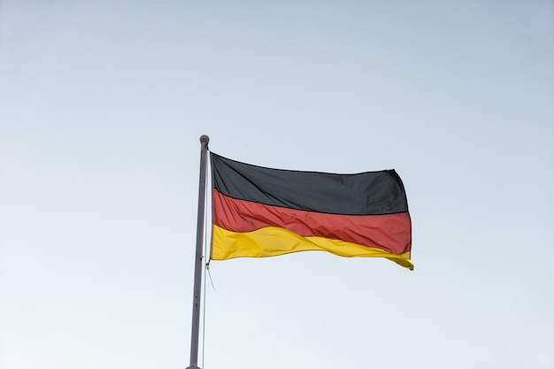 Bandera de Alemania en el cielo de la tarde.