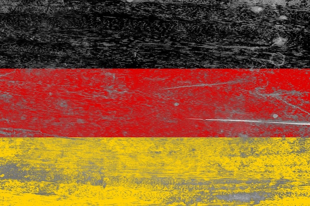 Bandera de Alemania pintada sobre un fondo de madera antiguo dañado