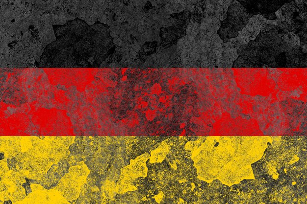 Bandera de Alemania en una vieja superficie de muro de hormigón dañada