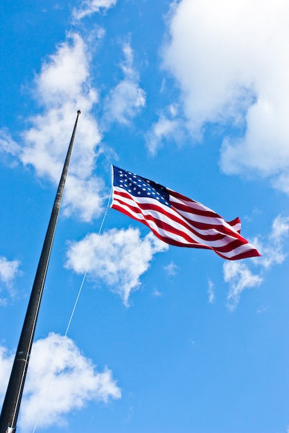 Bandera americana en un cielo azul durante un día ventoso