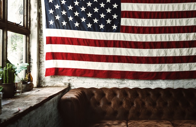 Bandera americana colgada en una pared