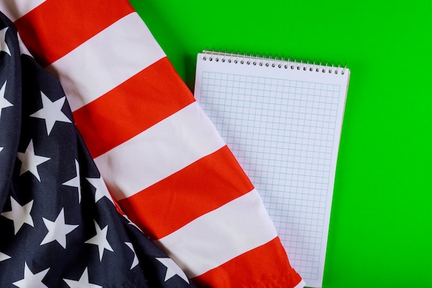 Bandera americana y cuaderno