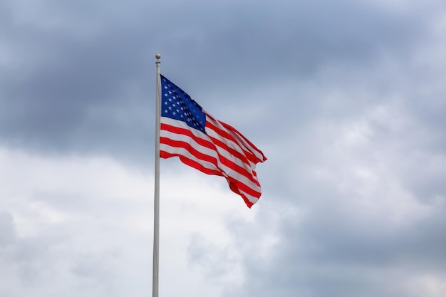 Bandera americana con fondo de cielo nublado