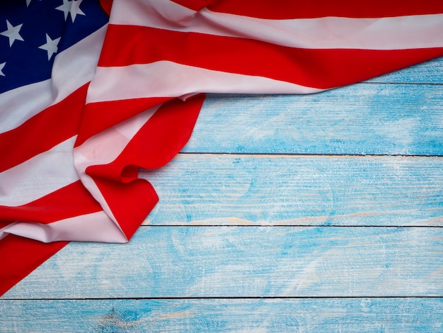 Bandera americana en el fondo de madera azul