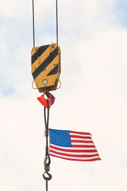 Foto bandera americana en una grúa de construcción en boston
