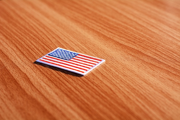 Bandera americana en la mesa de conferencias