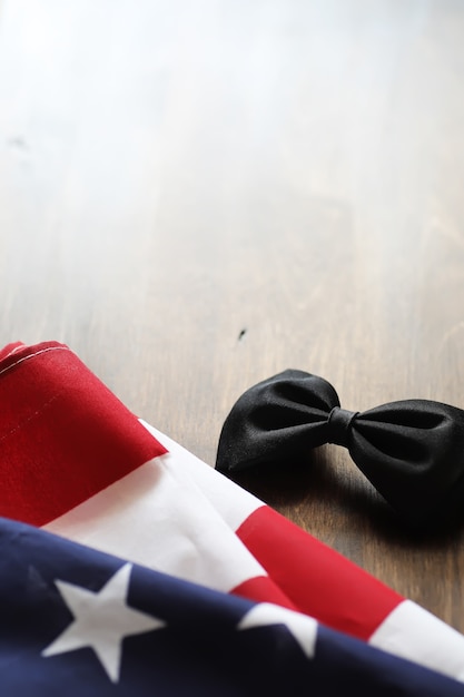 Foto bandera americana en una mesa de textura de madera y espacio para texto