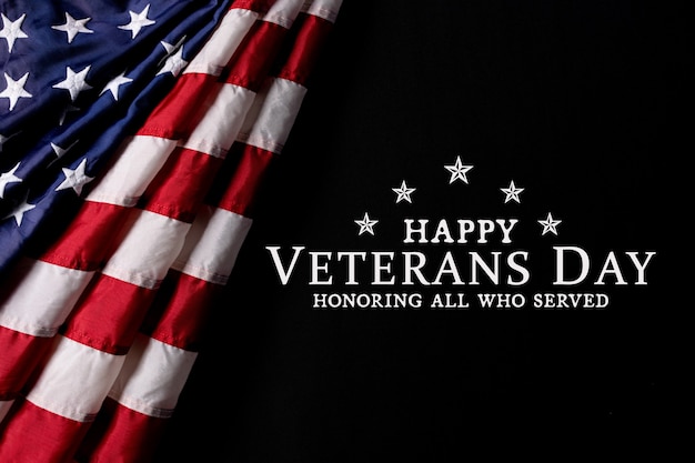 Bandera americana en negro con texto feliz día de los veteranos.