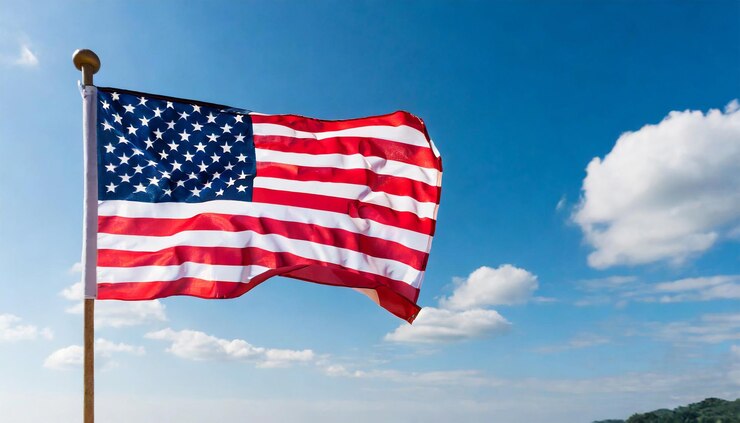 Bandera americana ondeando en el cielo azul